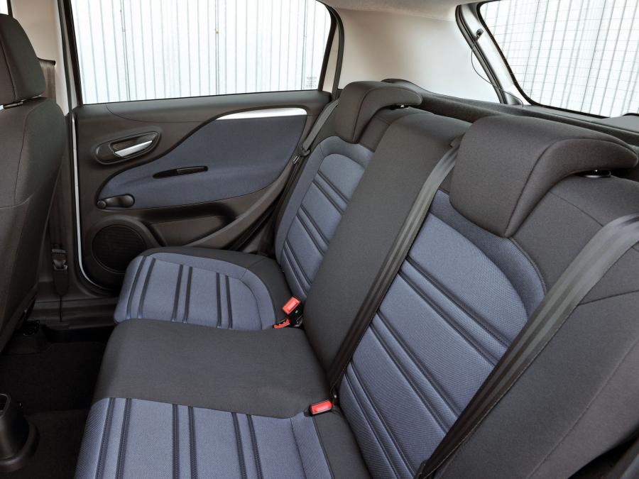  Fiat Punto Evo 5-Door 2010 года  (UK) (фото 15 из 16)